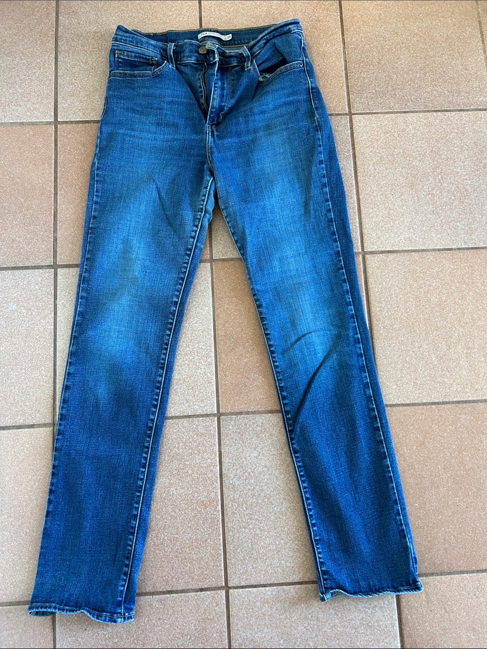 Levi's Women's Straight Leg Jeans in Medium Blue
